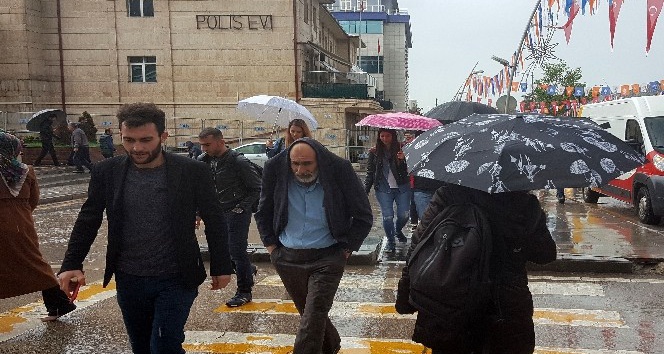 Erzurum’da doluyla karışık sağanak yağış etkili oldu