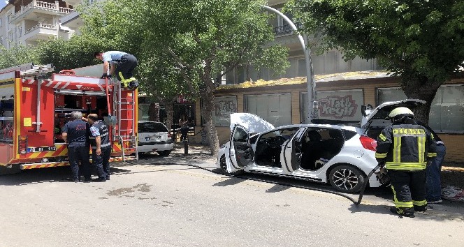 Bagaja konan mangal kömürü otomobili yakıyordu