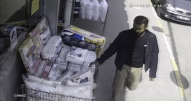 (Özel) Üsküdar’da saliselik nevresim takımı hırsızlığı kamerada