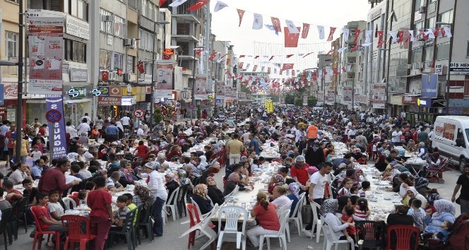 Dörtyol’da 10 bin kişilik iftar sofrası kuruldu