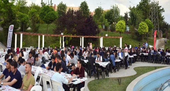ÇOMÜ  ve Hüseyin Akif Terzioğlu Şevkat Yuvası Vakfı ile her akşam öğrencilere iftar ikramı