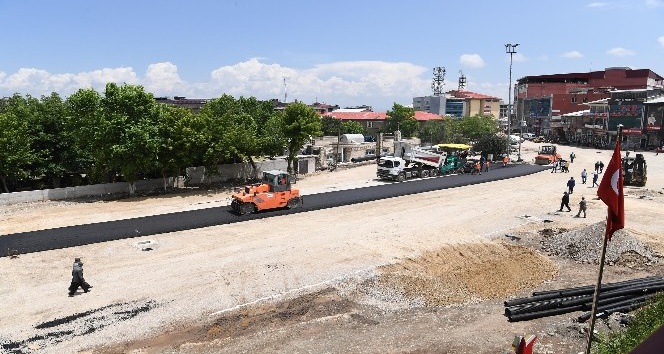 Belediye meydanında birinci kat asfalt kaplama çalışmaları başladı