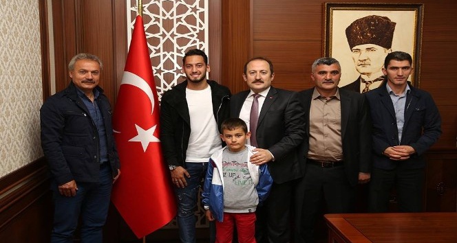 Milli futbolcu Hakan Çalhanoğlu memleketi Bayburt’ta