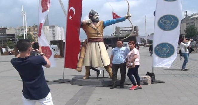 Taksim Meydanı’nda Okçu Heykelleri