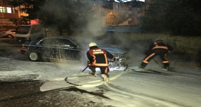 Elazığ’da park halindeki otomobil yandı
