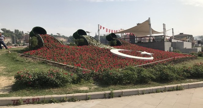 Karabük’te Türk bayrağı çiçek açtı
