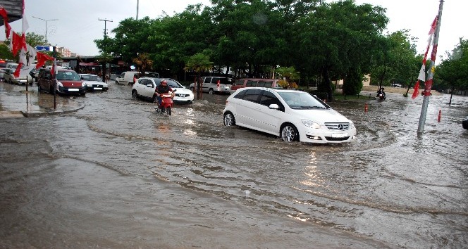 Salihli’de sağanak yağış: evleri su bastı, araçlar yolda kaldı