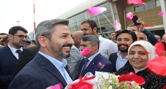 TBMM Başkanvekili Aydın, Adıyaman’da güllerle karşılandı