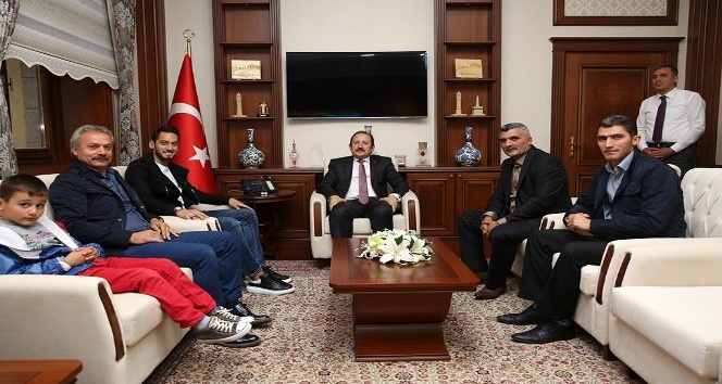 Milli Futbolcu Çalhanoğlu Vali Pehlivan’ı ziyaret etti
