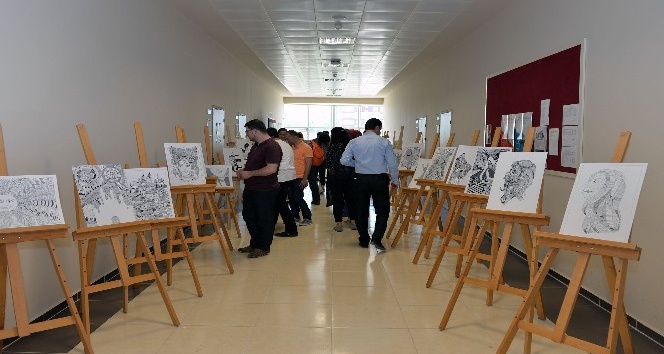 KMÜ’de sınıf öğretmenliği öğrencileri resim sergisi düzenledi