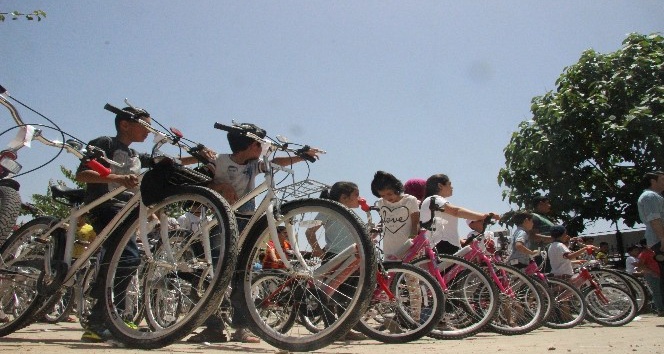 Ailelerine sigarayı bıraktıran çocuklara bisiklet