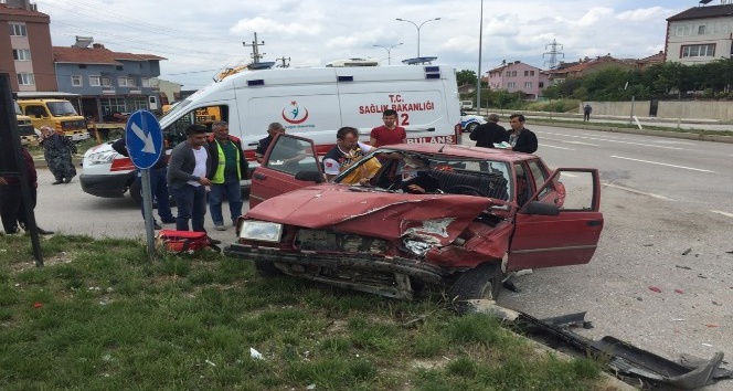 Domaniç’te trafik kazası: 3 yaralı