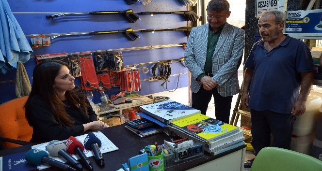 Bakan Sarıeroğlu, Adana’da spor ayakkabılarıyla esnafı ziyaret etti