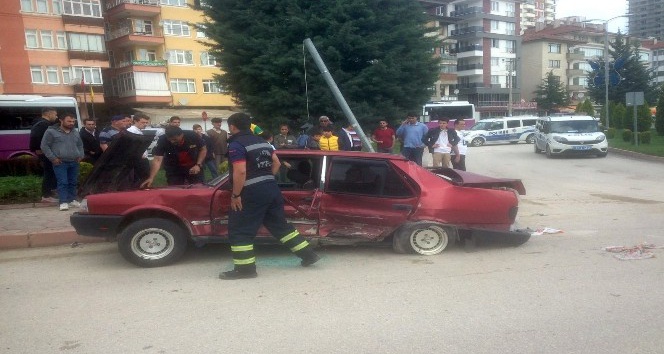 Ters yöne giren araç, otomobille çarpıştı: 5 yaralı