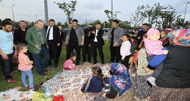 Cumhurbaşkanı Erdoğan, Zeytinburnu sahilde vatandaşlarla sohbet etti
