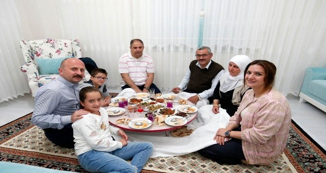 Vali Varol şehit ailesiyle iftar yaptı