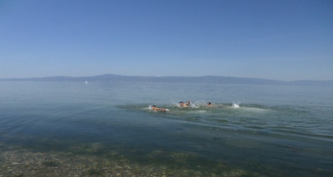 Mudanya’da gençler serinlemek için kendilerini denize bıraktılar