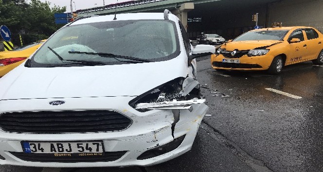 (Özel) Şişli’de hafif ticari araçla taksi çarpıştı: 1 yaralı