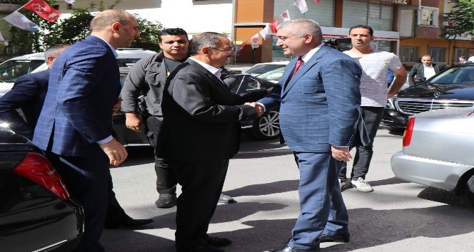 Bakan Özhaseki MHP İl Başkanlığını ziyaret etti