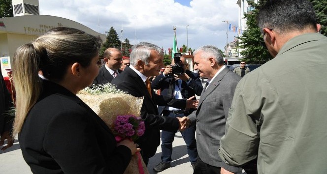Başbakan Yıldırım Isparta Belediyesinde mehteran ve güllerle karşılandı