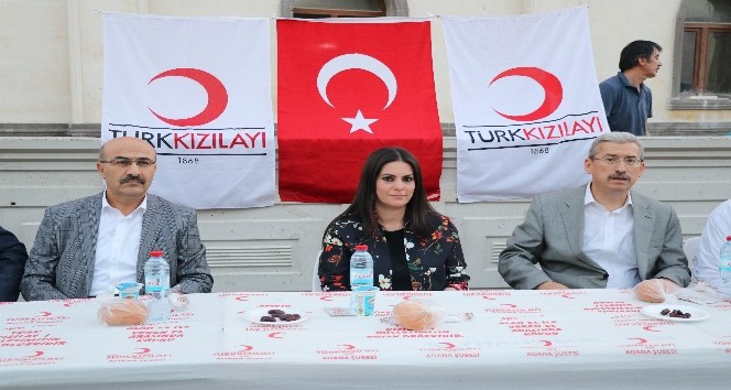 Bakan Sarıeroğlu, vatandaşlarla iftar sofrasında buluştu