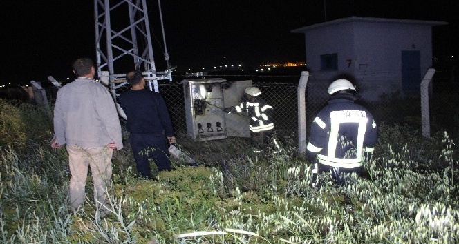 Yüksek gerilim direğinin elektrik panosu yandı