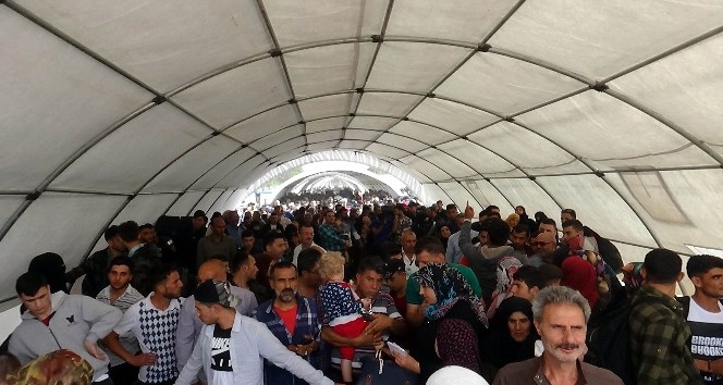 Ülkelerine gitmek isteyen Suriyeliler Öncüpınar’a akın etti