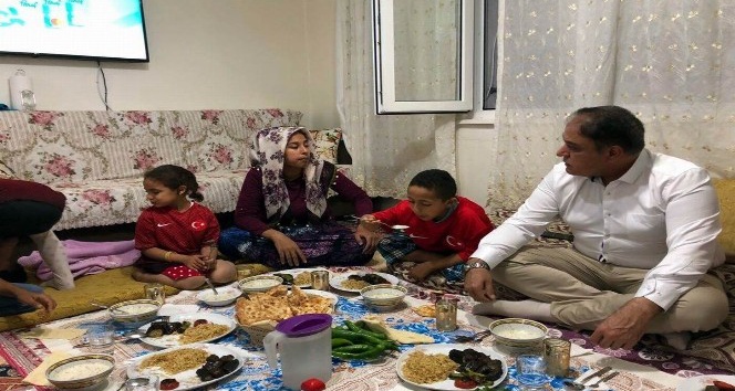 Vali Tekinarslan iftarda vatandaşlar ile birlikte iftar açıyor