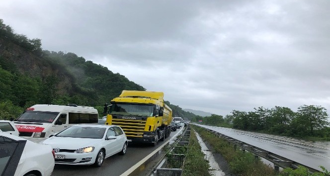 Karadeniz Sahil Yolu’nda şiddetli yağış ve heyelan ulaşımı durdurdu