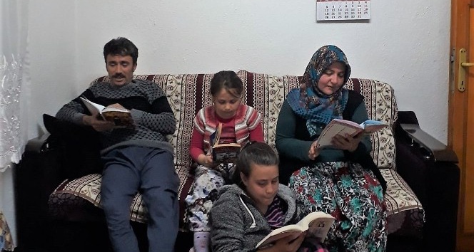 Balya’da veliler öğrencilerle birlikte kitap okuyorlar