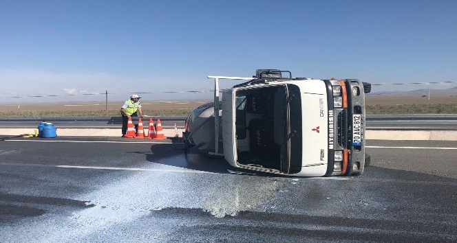 Karaman’da devrilen kamyonetteki süt yola döküldü