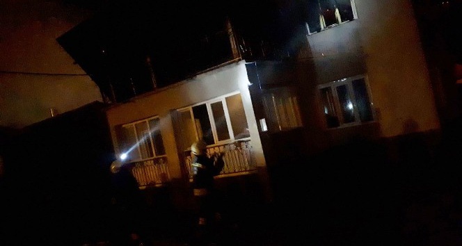 Konya’da yıldırım düşen 2 katlı ev yandı