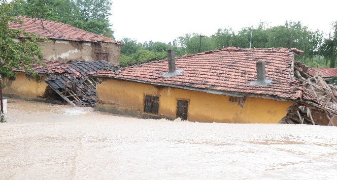 Şiddetli yağış sonrası Kırşehir’de su baskınlarına neden oldu