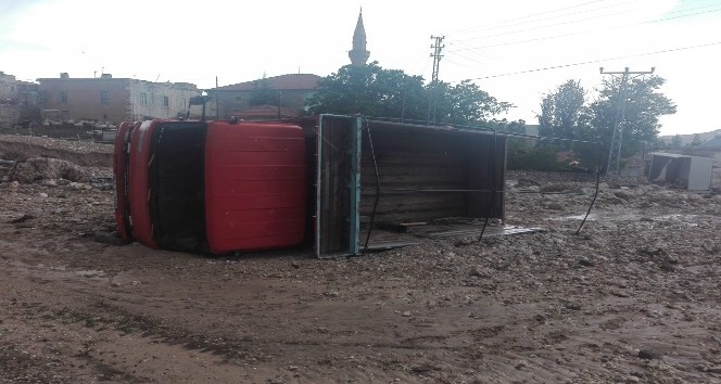 Karaman’da sel kamyoneti devirdi