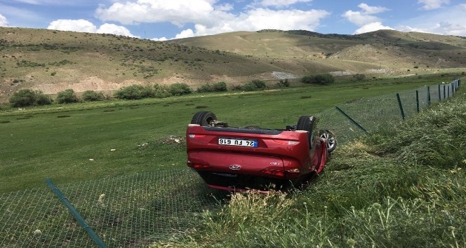 Erzincan’da şarampole devrilen araçtaki 1’bebek 3 kişi yaralandı