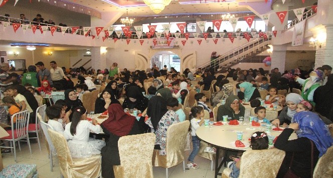 Suriyeli yetim çocuklara iftar verildi