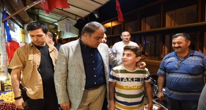 Vali Tekinarslan’dan iftar sonrası çarşı gezisi