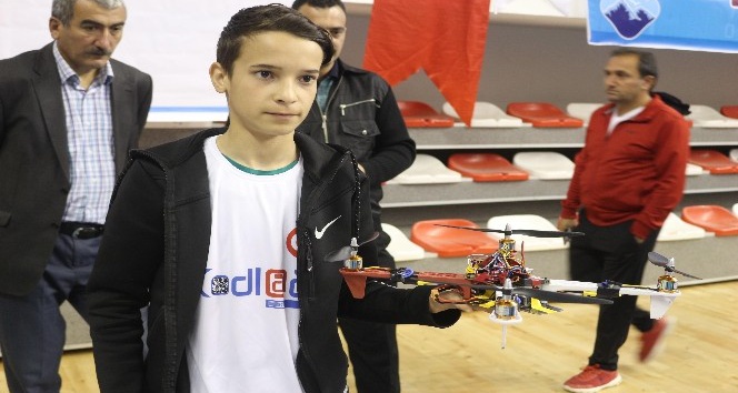 Ağrılı öğrenci TSK için Türkiye’de ilk kodlamalı ‘drone’ üretti