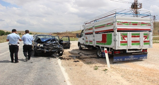 Karaman’da kamyonetler çarpıştı: 3 yaralı