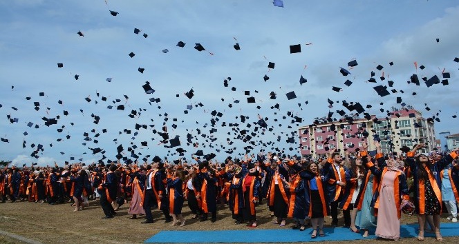 Sinop’ta 2 bin 342 öğrencinin mezuniyet heyecanı