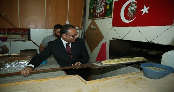 Başbakan Yardımcısı Bozdağ, Ramazan pidesi pişirdi