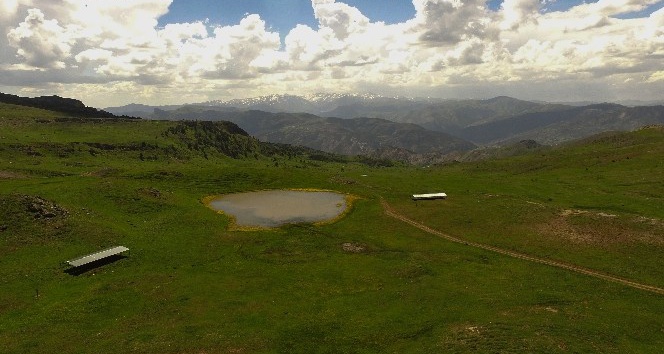 Adını efsanelerden alan ‘Dipsiz göl’ büyülüyor