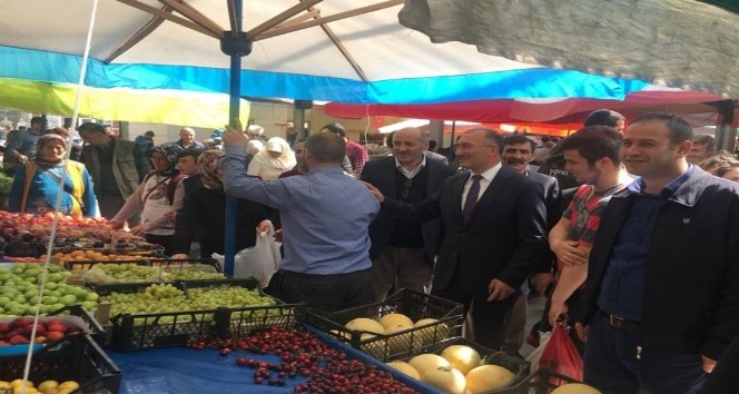 Başkan Köksoy, Belediye Meclis üyeleriyle birlikte kapalı halk pazarını gezdi