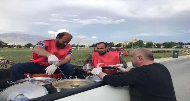 Erzincan Belediyesi ihtiyaçlı ailelerin evlerine iftar sofrası açıyor