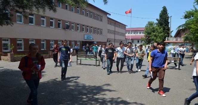 Trabzon’da LGS sınavına 8 bin 641 öğrenci katıldı