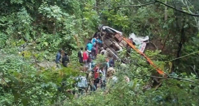 Nepal&#039;de korkunç kaza: 12 ölü, 15 yaralı