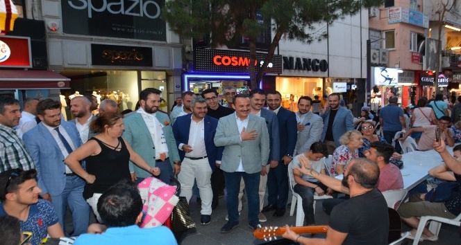 AK Parti, Karşıyaka Çarşı’yı “İzmir Marşı” ile inletti