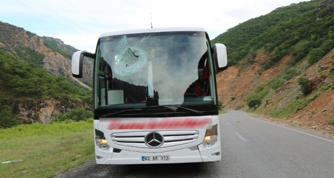 Kaya parçası otobüsün camından girip çıktı: 1 yaralı