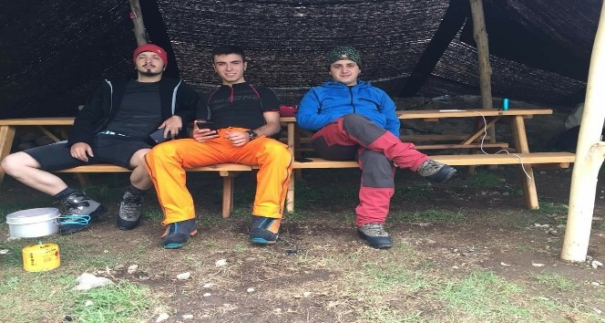 Demirkazık Dağı’nda 3 dağcı mahsur kaldı