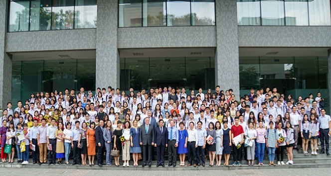 Vietnam’da 300 öğrenciyi BAU bursla ödüllendirdi